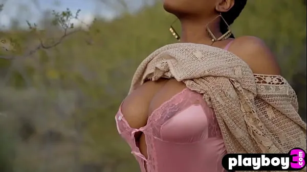 Oglejte si Big tits ebony teen model Nyla posing outdoor and babe exposed her stunning body Energy Tube