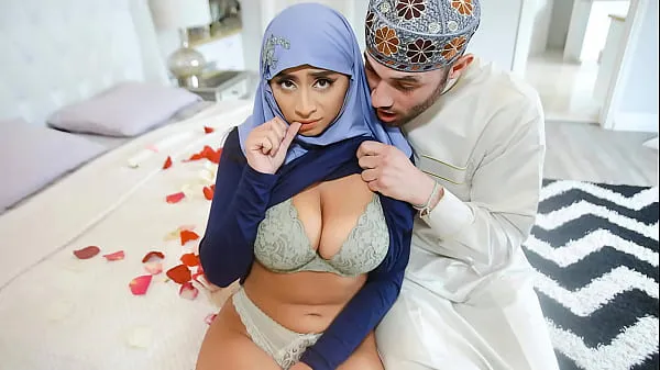 Sledujte Arab Husband Trying to Impregnate His Hijab Wife - HijabLust energy Tube