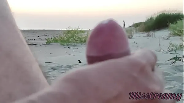 Katso French teacher amateur handjob on public beach with cumshot Extreme sex in front of strangers - MissCreamy Energy Tube