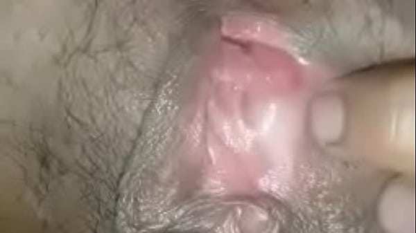 Oglejte si Spreading the big girl's pussy, stuffing the cock in her pussy, it's very exciting, fucking her clit until the cum fills her pussy hole, her moaning makes her extremely aroused Energy Tube