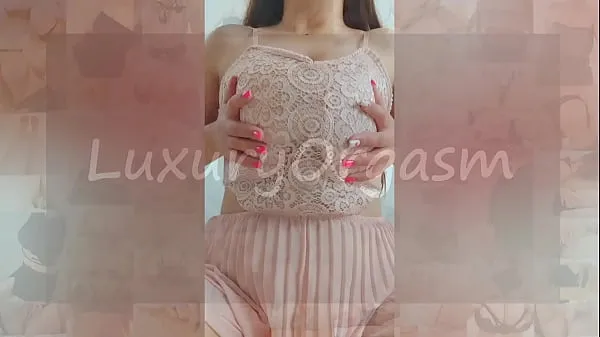 观看Pretty girl in pink dress and brown hair plays with her big tits - LuxuryOrgasm能量管