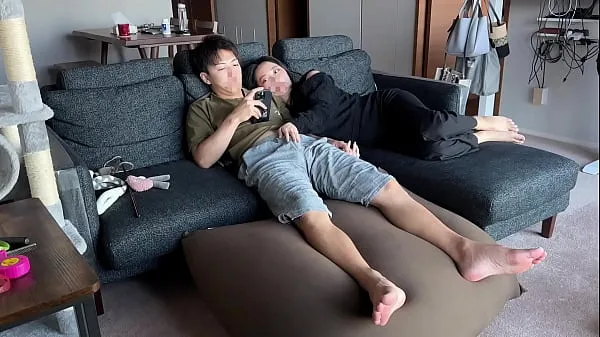 Xem Sneak peak】Perverted girl came close to the guy chilling on sofa and ống năng lượng