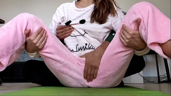 Sledujte asian amateur teen play hard rough petting small boobs in pajamas fetish energy Tube