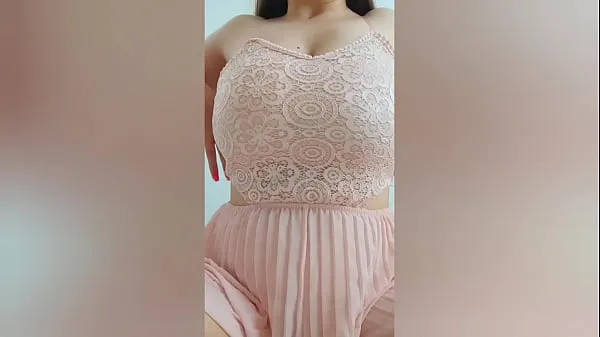 观看Young cutie in pink dress playing with her big tits in front of the camera - DepravedMinx能量管
