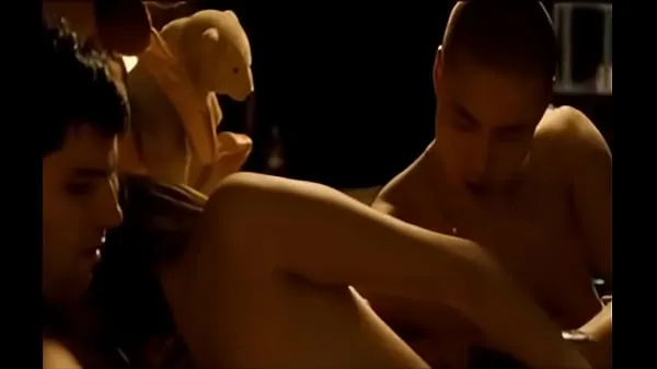 Obejrzyj Roxane Mesquida - Sheitan (Threesome erotic scene) MFMkanał energetyczny
