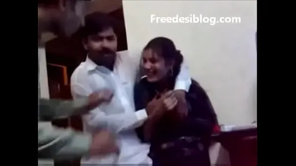 شاهد Pakistani Desi girl and boy enjoy in hostel room أنبوب الطاقة