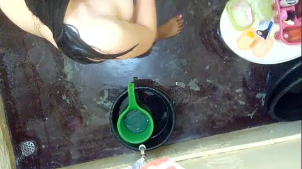Tonton sexy indian girl showers while hidden cam tapes her Tabung energi